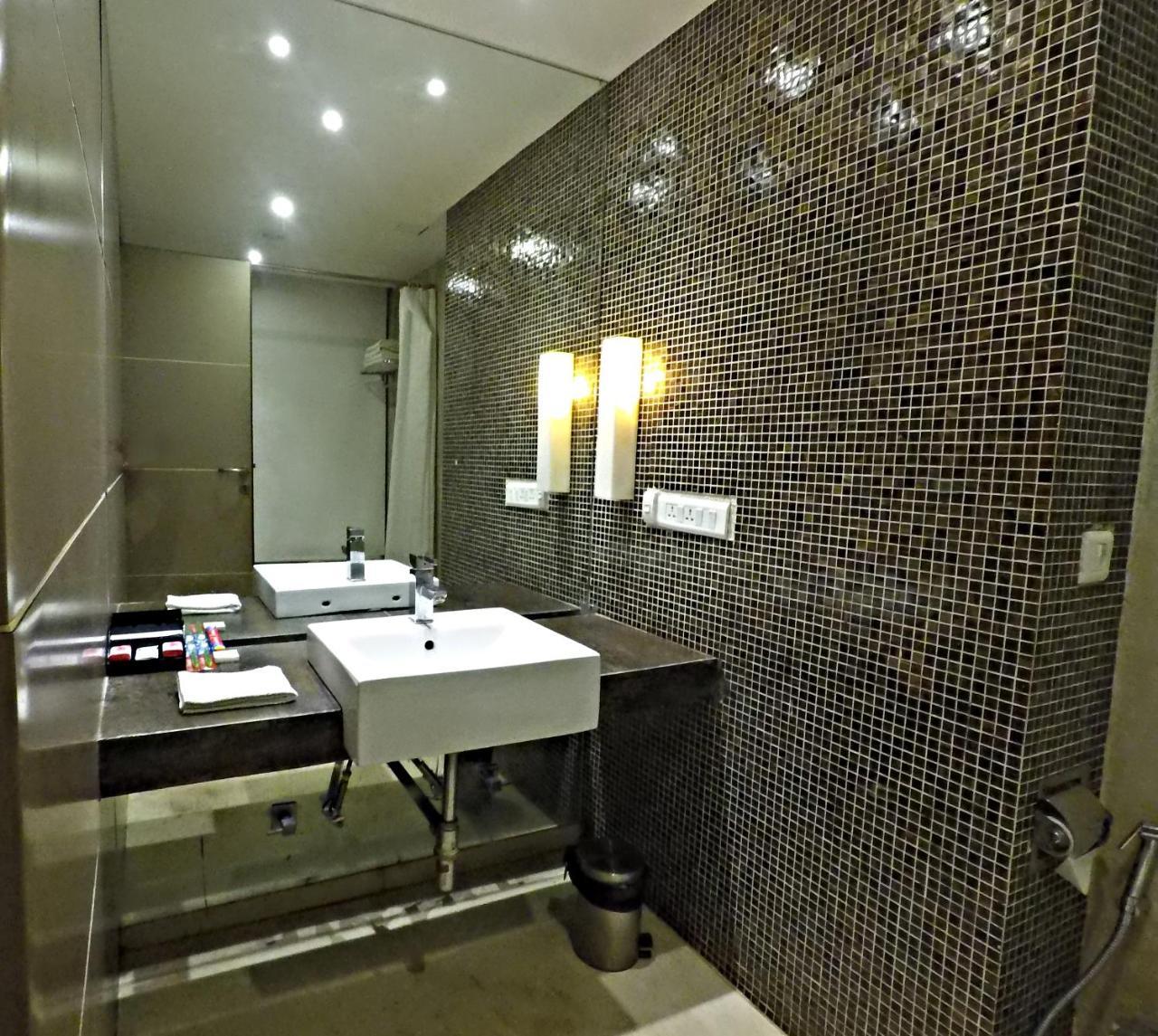 Sentosa Resorts & Water Park Chinchvad 外观 照片